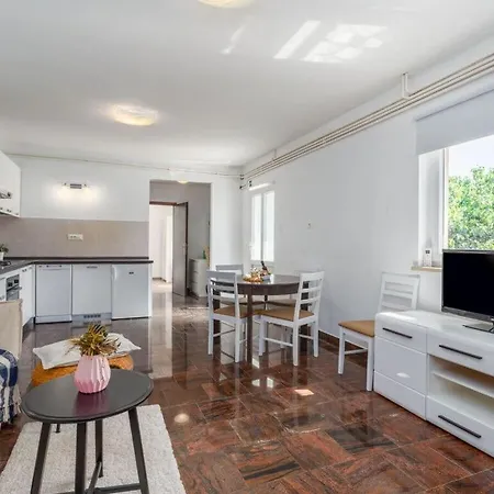 Morena Comfortable Holiday Holiday home Tinjan